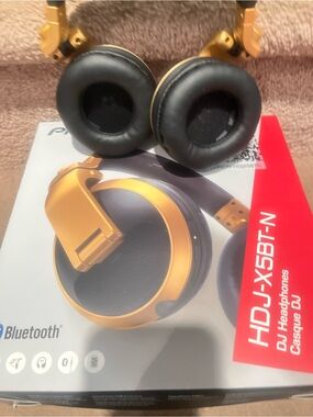 NEW pioneer Gold DJ-Style Wireless Headphones-HDJ-X5BT-N. Sound cancellation